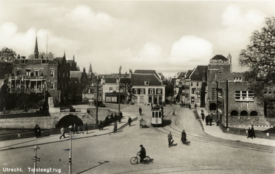 2925 Gezicht op de Tolsteegbrug over de Stadsbuitengracht te Utrecht met rechts een gedeelte van het Politiebureau ...